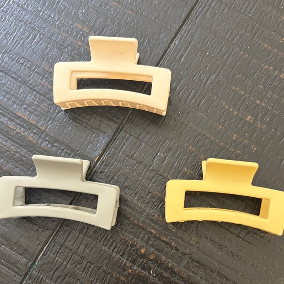 🎈4 LISTINGS FOR $20!! 3 brand new hair claw clips - Picture 1 of 5